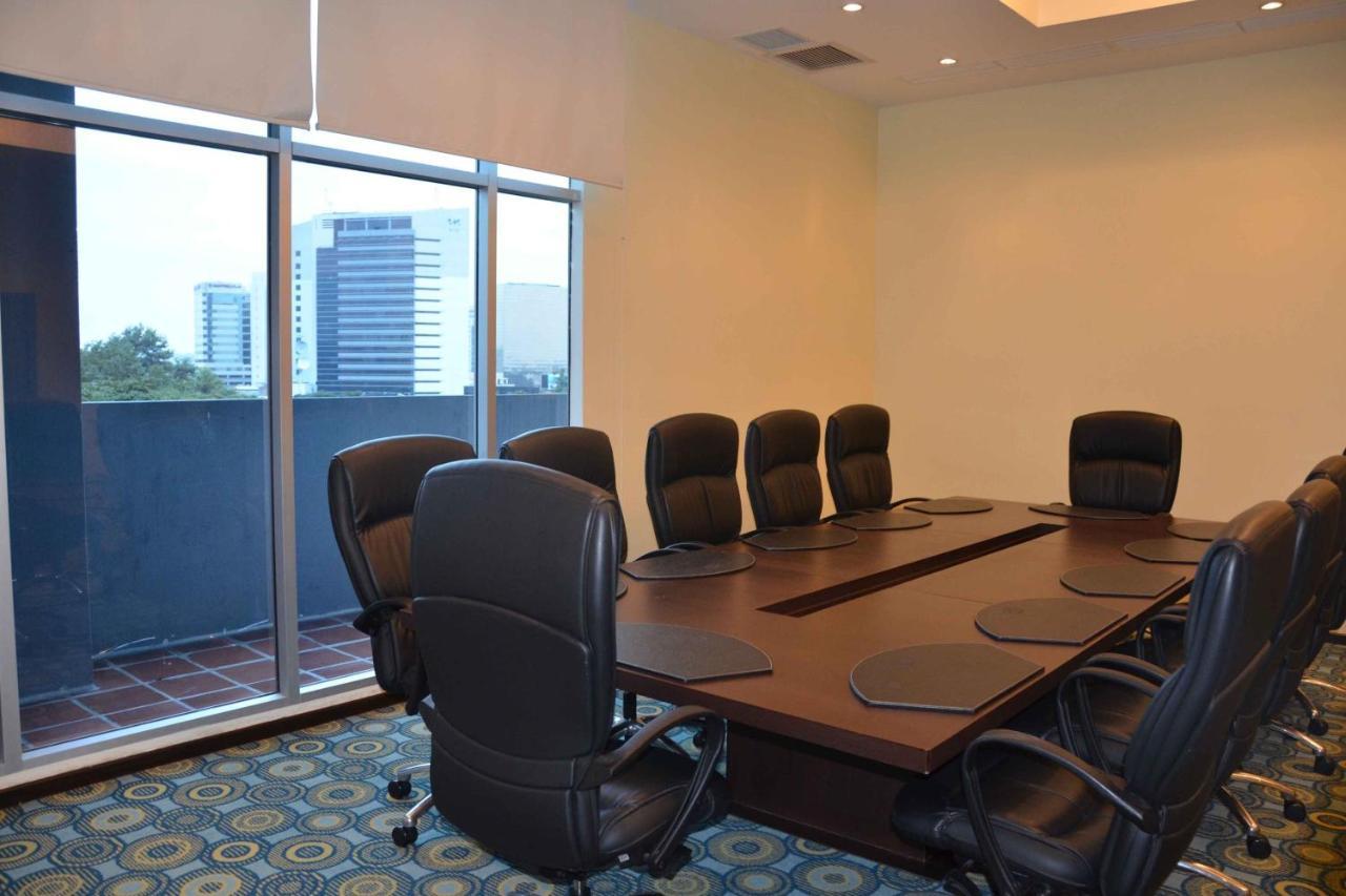 Courtyard By Marriott Guayaquil Hotell Exteriör bild