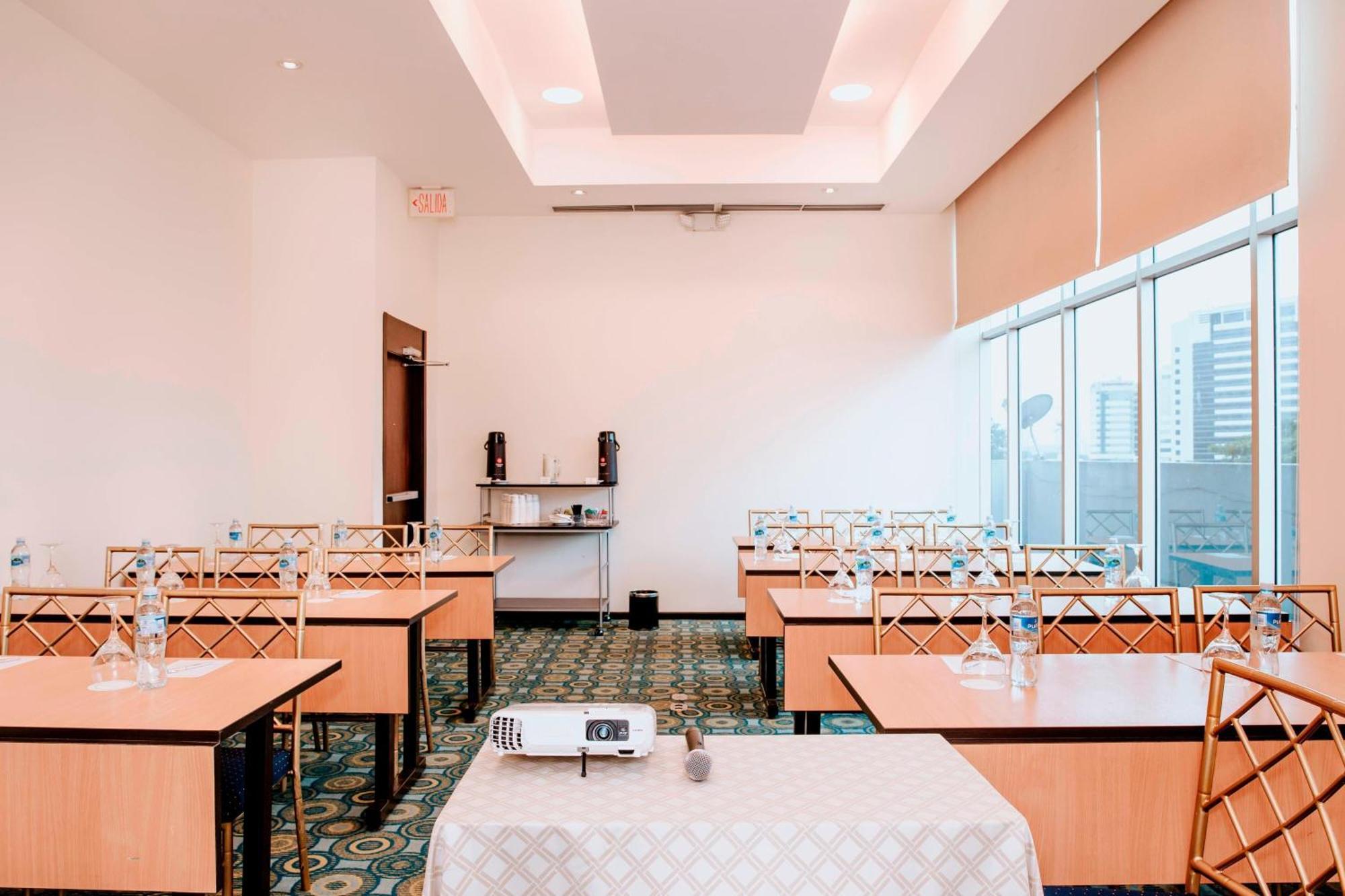 Courtyard By Marriott Guayaquil Hotell Exteriör bild